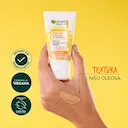 Protetor Solar Hidratante Facial Garnier Uniform & Matte Vitamina C FPS 50 Cor Clara 40g
