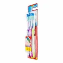 Escova de Dente Colgate Extra Clean Média com 3 unidades