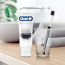 Creme Dental Oral-B Natural Essence Bicarbonato de Sódio & Carvão com 90g